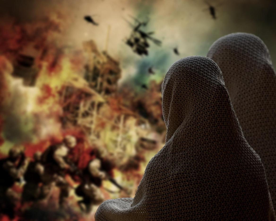 Verschleierte Frauen von hinten vor Bild mit Kriegsszenen