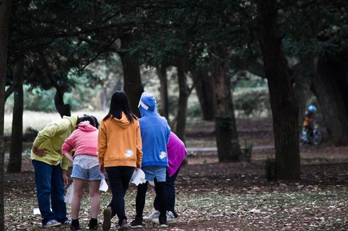Junge M&auml;dchen und Jungen von hinten in Park