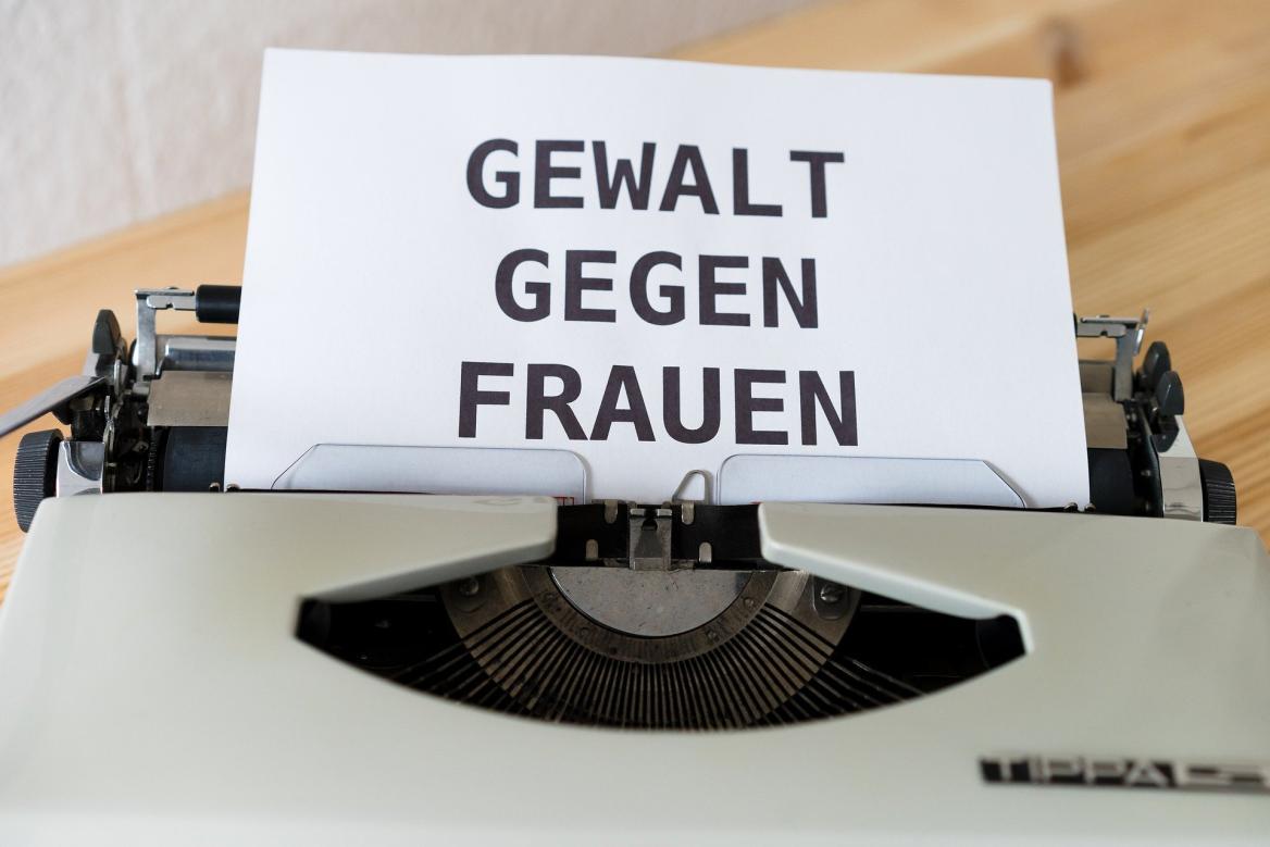 Papier mit schwarzer Schrift
