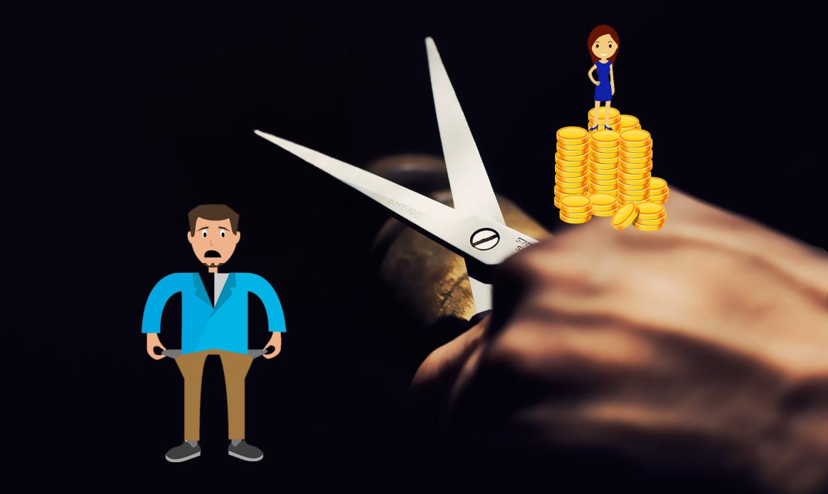 Ein Mann mit lkeeren Hosentaschen und eine Frau auf einem Turm mit Geld stehend. Dazwischen eine offene Schere
