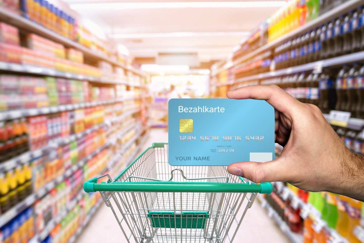 Lebensmittelgesch&auml;ft mit Einkaufswagen und Karte
