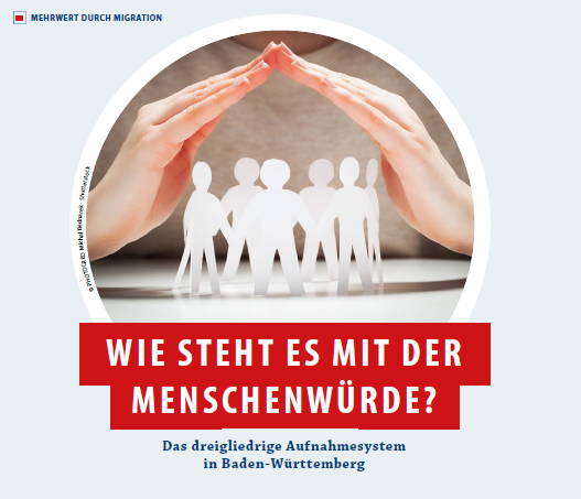 Zwei Hände formen ein Dach über Papier-Figuren