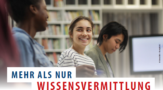 Migrantinnen in einer Bibliothek