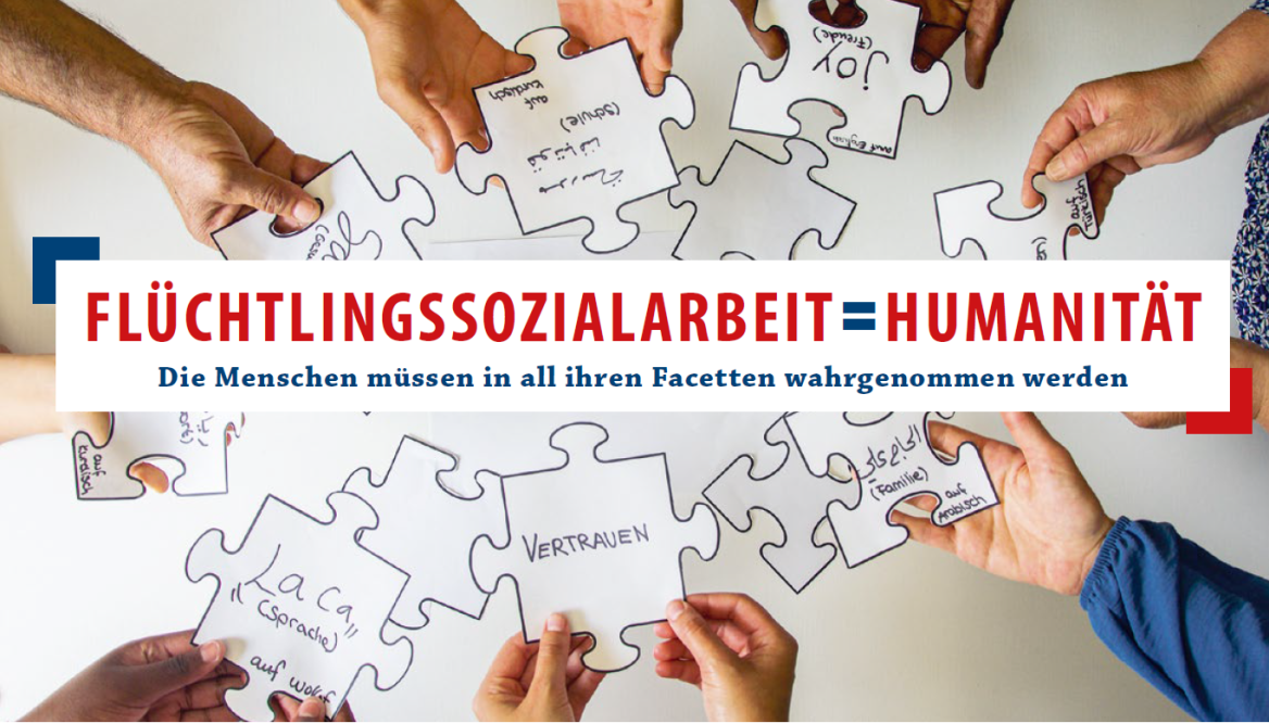 Hände halten Puzzleteile in verschiedenen Sprachen