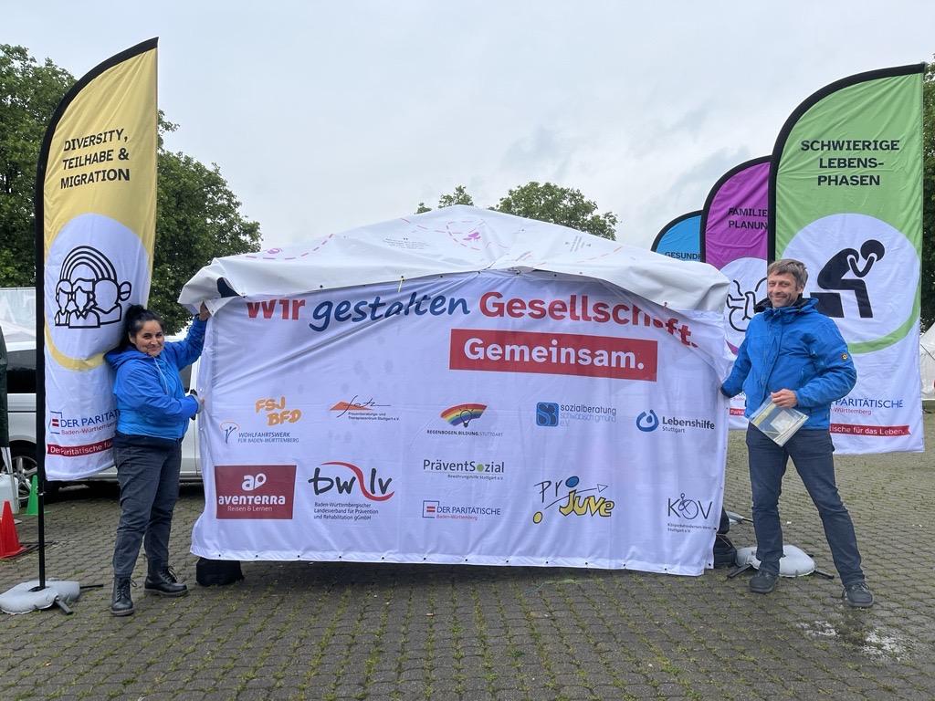 Zwei halten ein großes Banner in der Hand